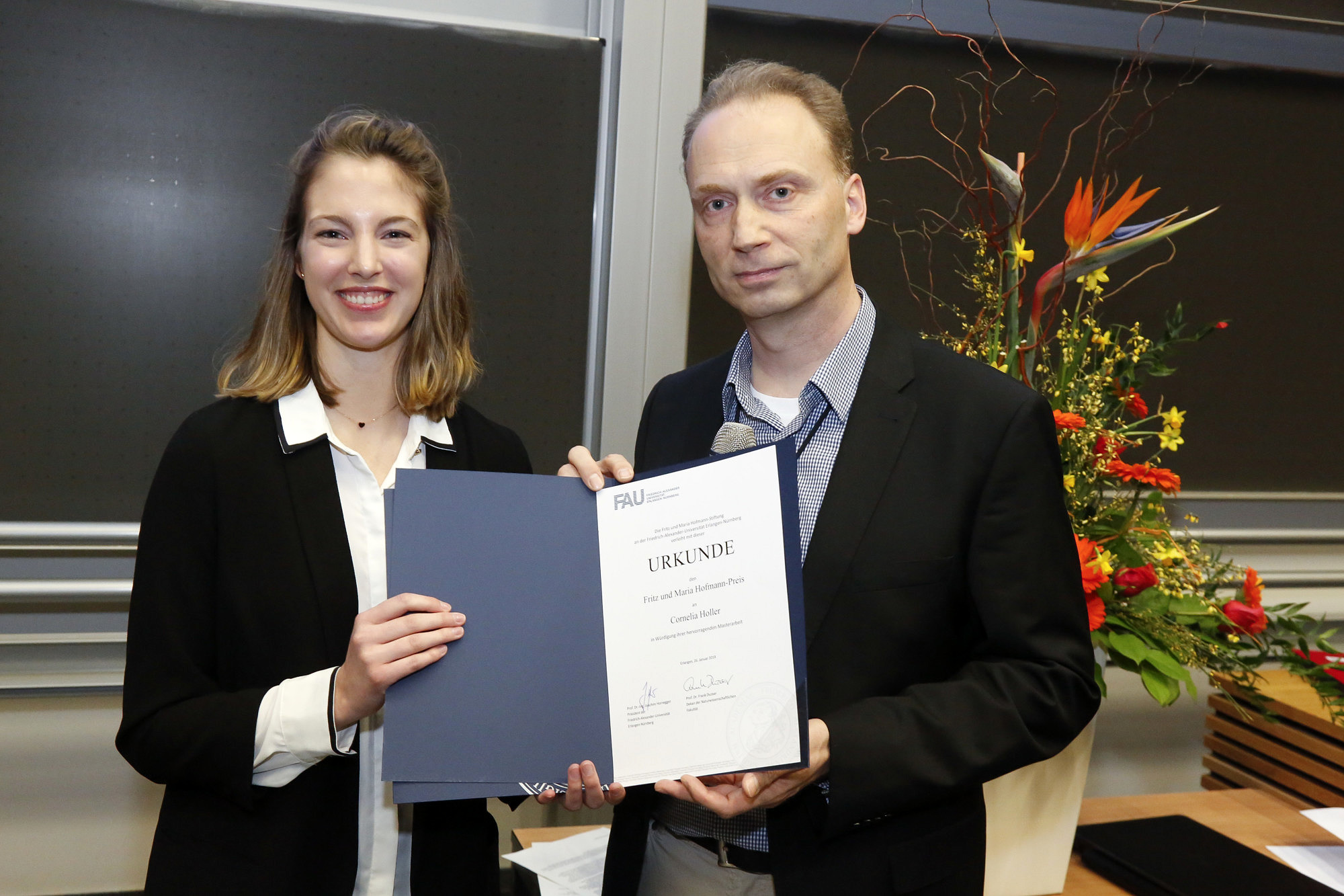 Masterabsolventin Cornelia Holler ist Trägerin des Fritz und Maria Hofmann-Preises der Naturwissenschaftlichen Fakultät ©Giulia Iannicelli/FAU