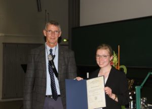 Prof. Dr. Uwe Sonnewald mit Preisträgerin Antonia Klatt