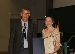 Prof. Dr. Sonnewald mit Preisträgerin Maleen Hartenstein