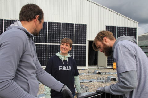 Die ersten Mitarbeiter*innen des Departments sowie Dr. Kathrin Fuhrmann vom Green Office sind schon früh am Start (Bild: L. Bäumer)